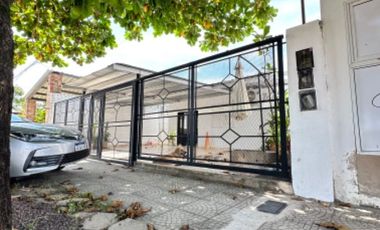 VENDE casa en esquina Barrio Incone 370m2.