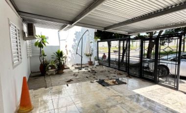VENDE casa en esquina Barrio Incone 370m2.