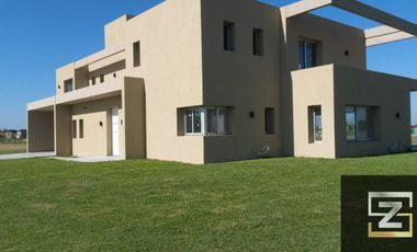 Casa en alquiler de 4 dormitorios c/ cochera en La Providencia Resort & Country Club