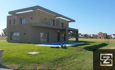 Casa en alquiler de 4 dormitorios c/ cochera en La Providencia Resort & Country Club