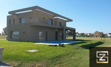 Casa en alquiler de 4 dormitorios c/ cochera en La Providencia Resort & Country Club