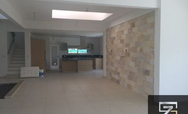 Casa en alquiler de 4 dormitorios c/ cochera en La Providencia Resort & Country Club