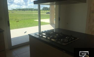 Casa en alquiler de 4 dormitorios c/ cochera en La Providencia Resort & Country Club