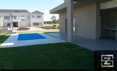 Casa en alquiler de 4 dormitorios c/ cochera en La Providencia Resort & Country Club