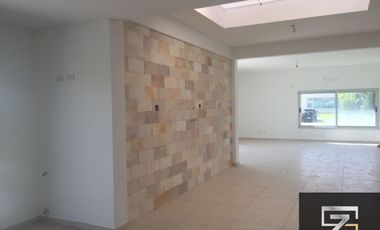 Casa en alquiler de 4 dormitorios c/ cochera en La Providencia Resort & Country Club