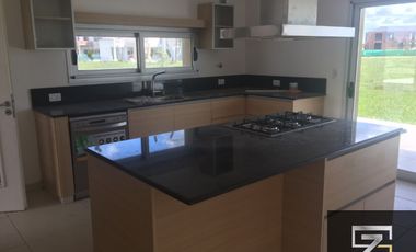 Casa en alquiler de 4 dormitorios c/ cochera en La Providencia Resort & Country Club