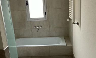 Casa en alquiler de 4 dormitorios c/ cochera en La Providencia Resort & Country Club