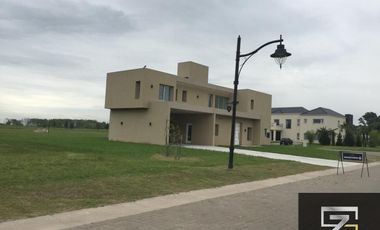 Casa en alquiler de 4 dormitorios c/ cochera en La Providencia Resort & Country Club