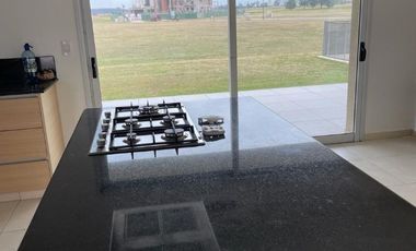 Casa en alquiler de 4 dormitorios c/ cochera en La Providencia Resort & Country Club