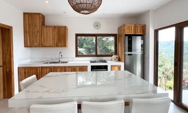 Casa 3 dormitorios con piscina y vista al mar Ayampe