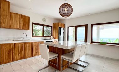 Casa 3 dormitorios con piscina y vista al mar Ayampe