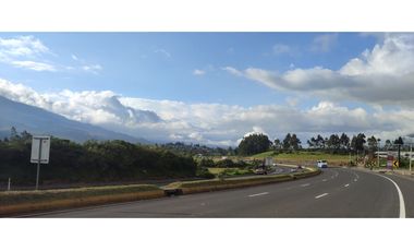 1 A 2  HECTAREAS EN LA PANAMERICANA OTAVALO - CAJAS
