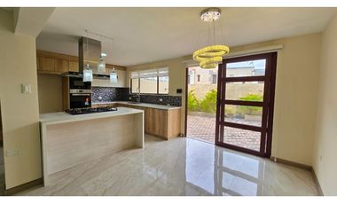 CASA AMPLIA EN VENTA CON BUENOS ACABADOS SECTOR CUIDADELA LOS MEDICOS