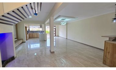 CASA AMPLIA EN VENTA CON BUENOS ACABADOS SECTOR CUIDADELA LOS MEDICOS