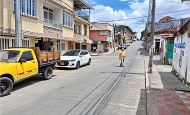 SE RENTA LOCAL CERCA AL PARQUE PRINCIPAL DE MONTENEGRO , QUINDIO