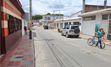 SE RENTA LOCAL CERCA AL PARQUE PRINCIPAL DE MONTENEGRO , QUINDIO
