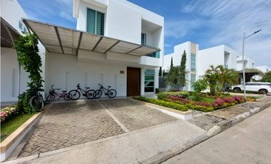 CASA EN VENTA O ARRIENDO EN PICACHO CON PISCINA - CONJUNTO CERRADO