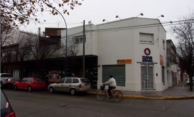 P/INVERSION 2 VIVIENDAS MAS QUINCHO APTO DEPTO PATIO MAS 4 LOCALES EN ESQUINA  TODO EN BLOCK