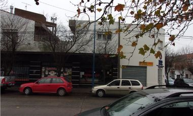 P/INVERSION 2 VIVIENDAS MAS QUINCHO APTO DEPTO PATIO MAS 4 LOCALES EN ESQUINA  TODO EN BLOCK