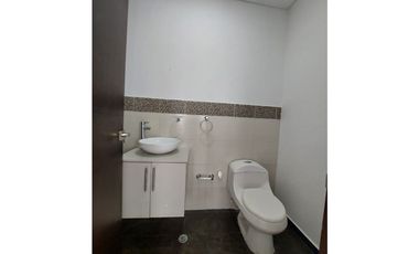 OFICINA + PARQUEADERO EN VENTA  SEXTA AVENIDA