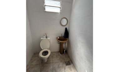 SE VENDE CASA DOS DORMITORIOS + LOCAL COMERCIAL EN ALMAFUERTE