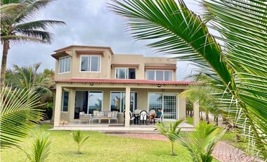 Casa Playera en Primera Línea de Mar