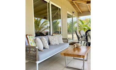 Casa Playera en Primera Línea de Mar