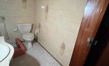 Casa en venta de 4 dormitorios c/ cochera en Banfield Oeste