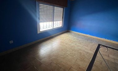Casa en venta de 4 dormitorios c/ cochera en Banfield Oeste