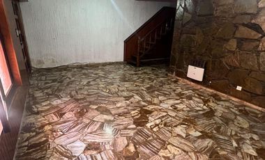 Casa en venta de 4 dormitorios c/ cochera en Banfield Oeste