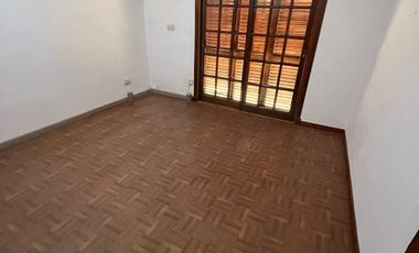 Casa en venta de 4 dormitorios c/ cochera en Banfield Oeste