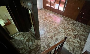 Casa en venta de 4 dormitorios c/ cochera en Banfield Oeste