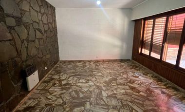 Casa en venta de 4 dormitorios c/ cochera en Banfield Oeste