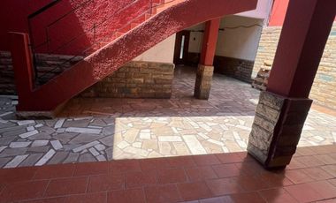 Casa en venta de 4 dormitorios c/ cochera en Banfield Oeste