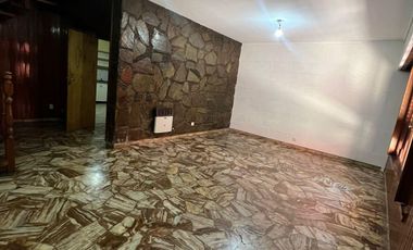 Casa en venta de 4 dormitorios c/ cochera en Banfield Oeste
