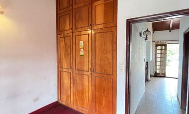 VENDE casa con piscina en zona centro