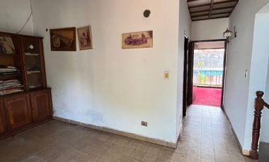 VENDE casa con piscina en zona centro