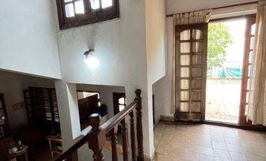 VENDE casa con piscina en zona centro