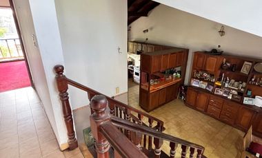 VENDE casa con piscina en zona centro
