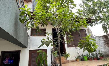 VENDE casa con piscina en zona centro