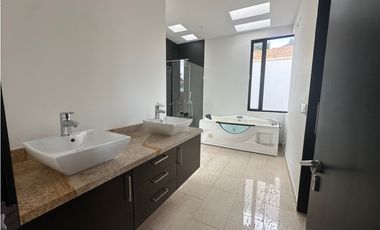 CASA CON ESPECTACULAR VISTA