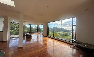CASA CON ESPECTACULAR VISTA