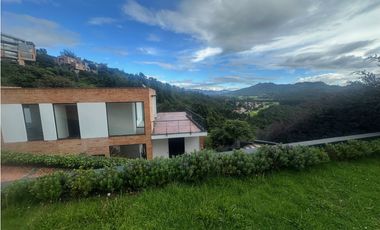 CASA CON ESPECTACULAR VISTA