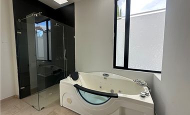 CASA CON ESPECTACULAR VISTA