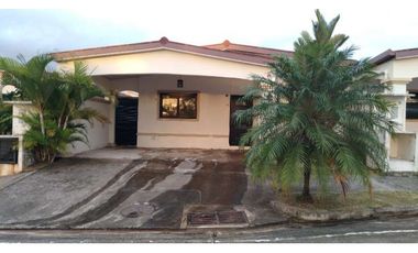 VENTA DE CASA EN LA CHORRERA, PH HACIENDA LOS ESTABLOS (OF)