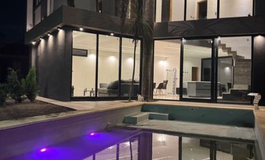 Casa a estrenar en alquiler temporario de 3 dormitorios c/ cochera en El Sosiego