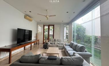 Disewakan townhouse full furnished lokasi strategis kemang