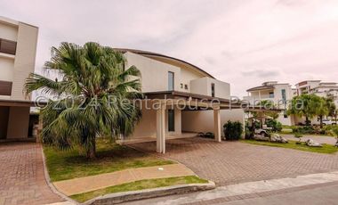 Casa en Venta en Playa Escondida en Colón YMW