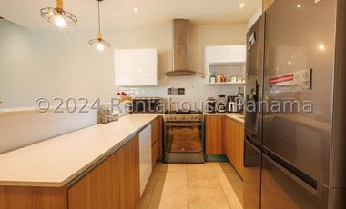 Casa en Venta en Playa Escondida en Colón YMW