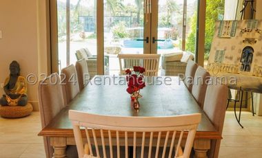Casa en Venta en Playa Escondida en Colón YMW